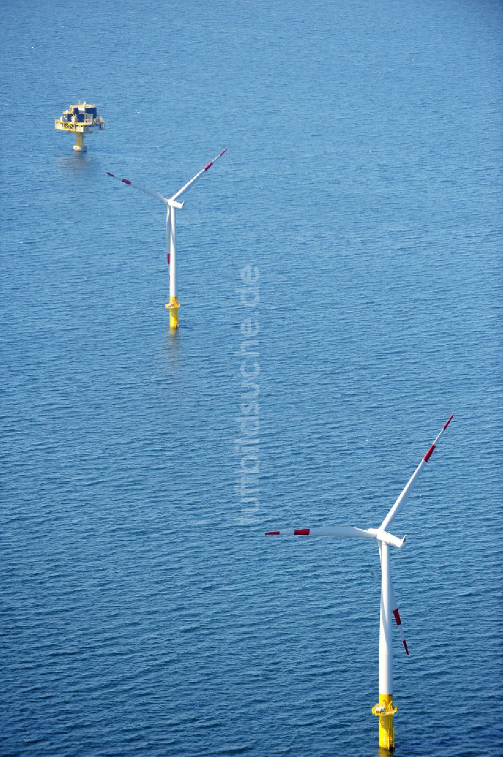 Luftaufnahme Zingst - Windenergieanlagen (WEA) des Offshore-Windpark EnBW Baltic 1 auf der Wasseroberfläche der Ostsee in Zingst im Bundesland Mecklenburg-Vorpommern, Deutschland