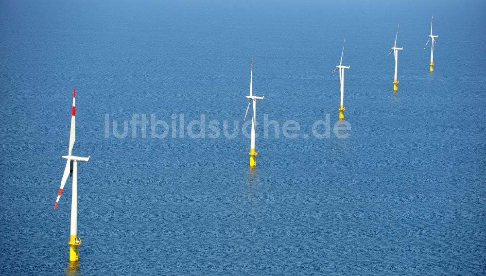 Luftbild Zingst - Windenergieanlagen (WEA) des Offshore-Windpark EnBW Baltic 1 auf der Wasseroberfläche der Ostsee in Zingst im Bundesland Mecklenburg-Vorpommern, Deutschland