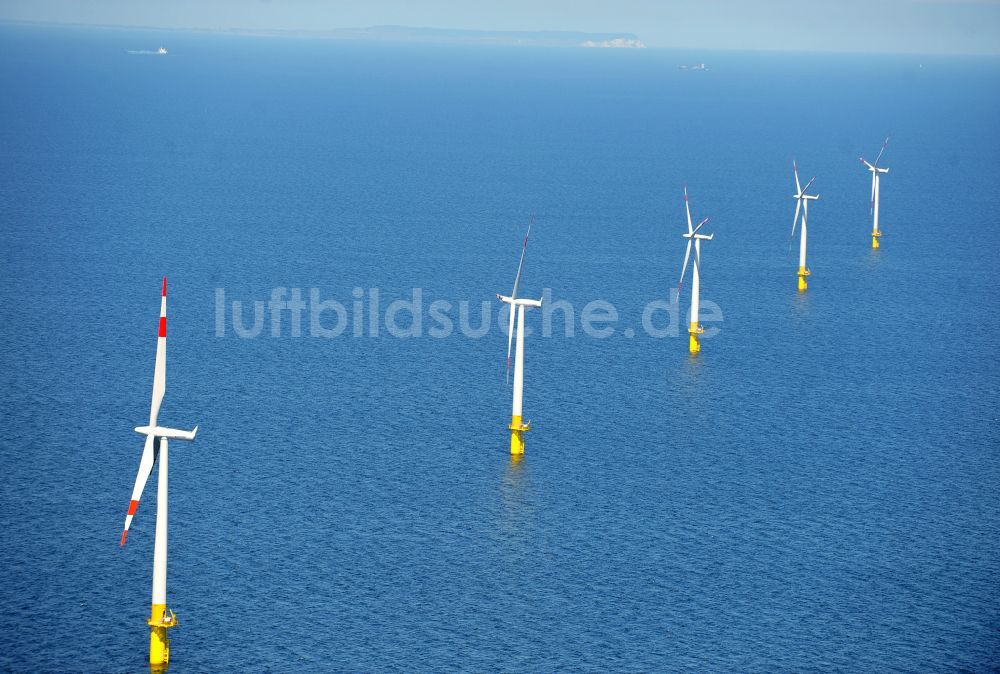 Luftaufnahme Zingst - Windenergieanlagen (WEA) des Offshore-Windpark EnBW Baltic 1 auf der Wasseroberfläche der Ostsee in Zingst im Bundesland Mecklenburg-Vorpommern, Deutschland