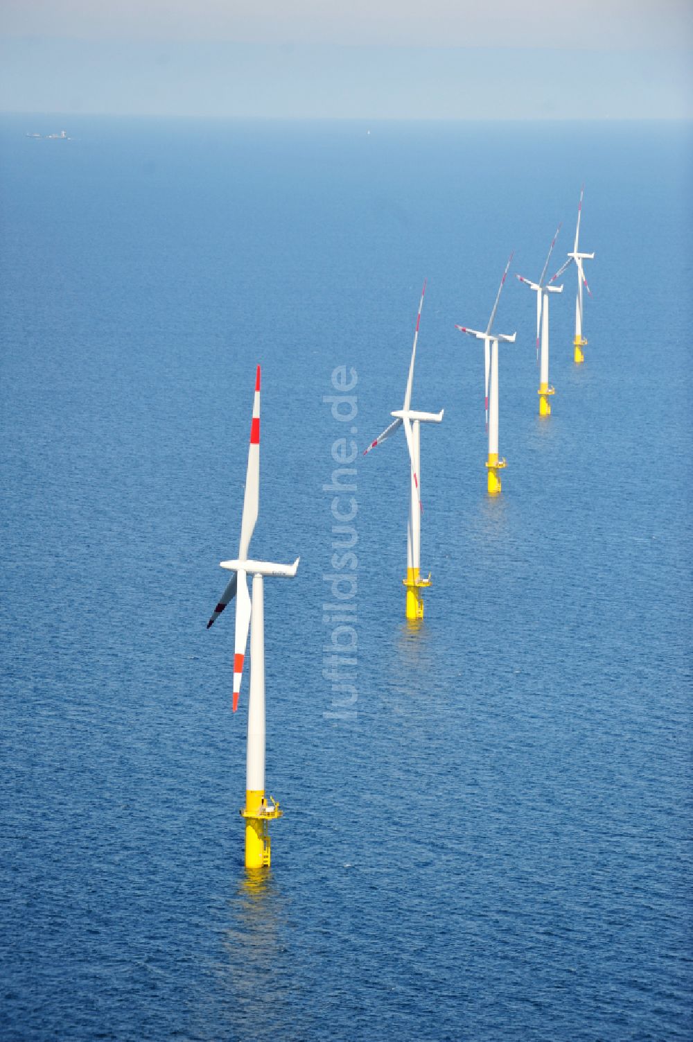 Zingst von oben - Windenergieanlagen (WEA) des Offshore-Windpark EnBW Baltic 1 auf der Wasseroberfläche der Ostsee in Zingst im Bundesland Mecklenburg-Vorpommern, Deutschland