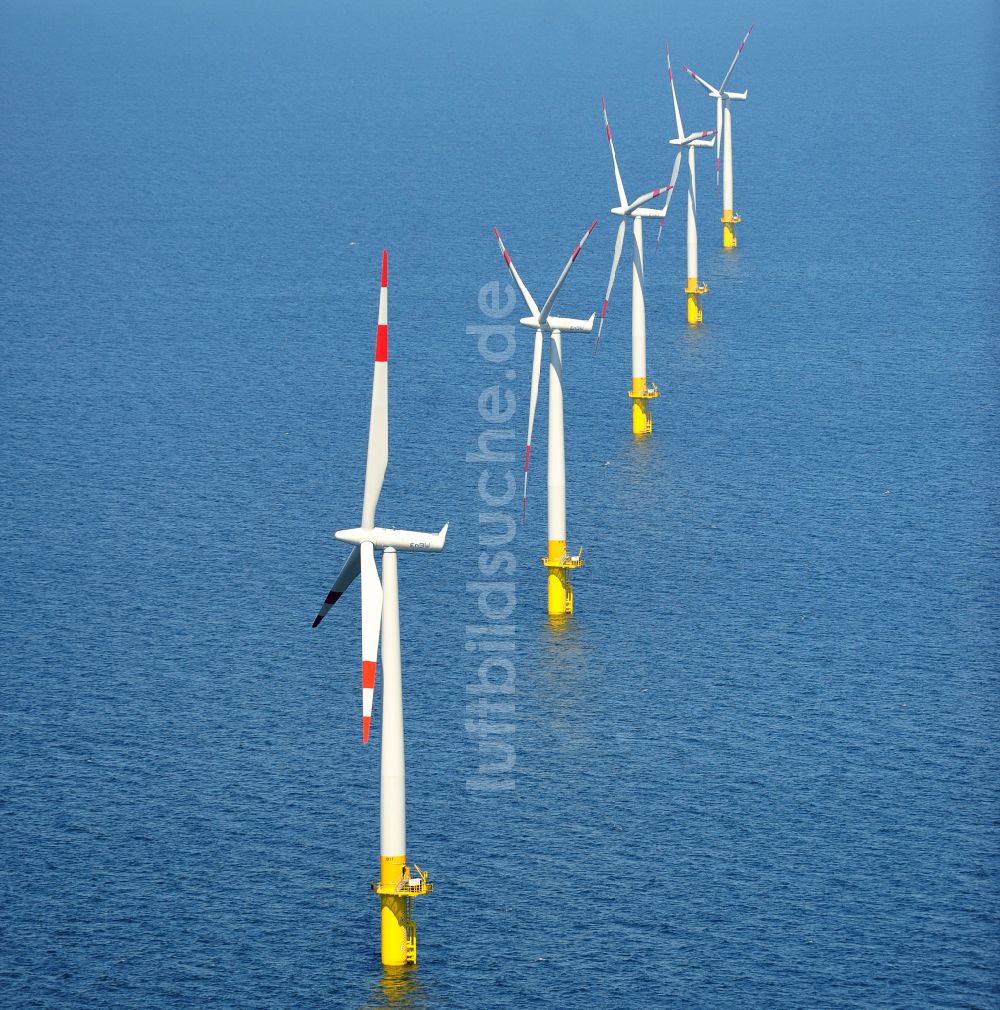 Zingst aus der Vogelperspektive: Windenergieanlagen (WEA) des Offshore-Windpark EnBW Baltic 1 auf der Wasseroberfläche der Ostsee in Zingst im Bundesland Mecklenburg-Vorpommern, Deutschland