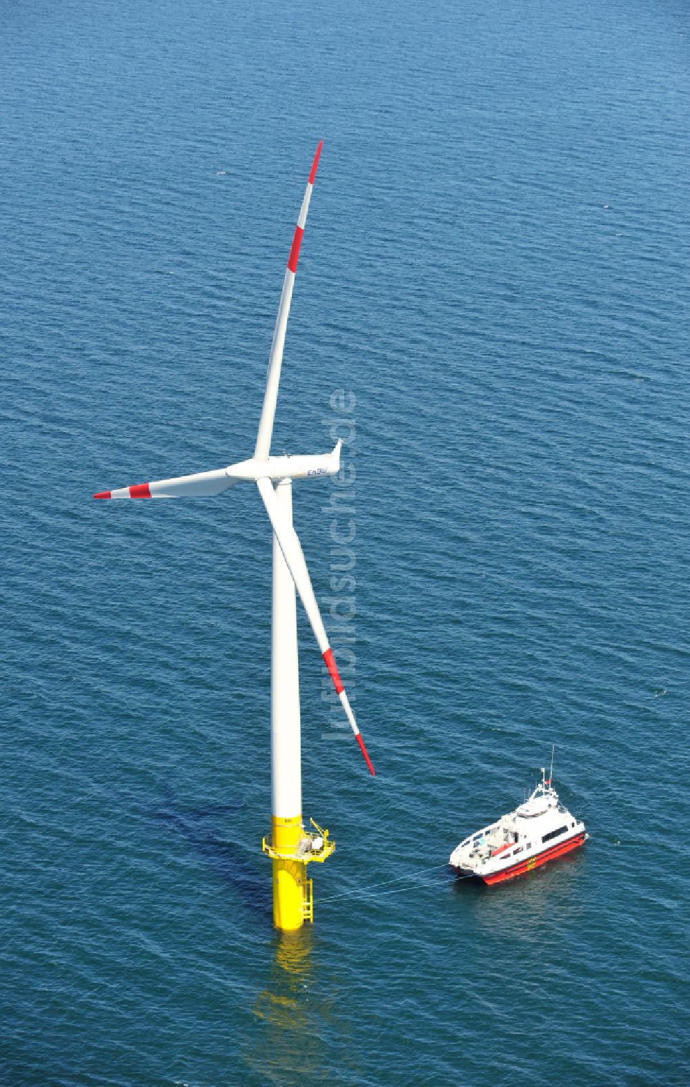 Zingst aus der Vogelperspektive: Windenergieanlagen (WEA) des Offshore-Windpark EnBW Baltic 1 auf der Wasseroberfläche der Ostsee in Zingst im Bundesland Mecklenburg-Vorpommern, Deutschland