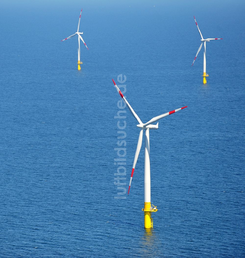 Luftaufnahme Zingst - Windenergieanlagen (WEA) des Offshore-Windpark EnBW Baltic 1 auf der Wasseroberfläche der Ostsee in Zingst im Bundesland Mecklenburg-Vorpommern, Deutschland