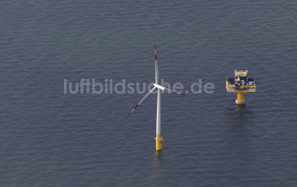 Zingst aus der Vogelperspektive: Windenergieanlagen (WEA) des Offshore-Windpark EnBW Baltic 1 auf der Wasseroberfläche der Ostsee in Zingst im Bundesland Mecklenburg-Vorpommern, Deutschland