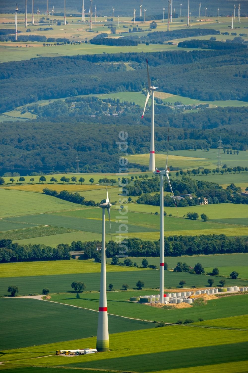 Bad Wünnenberg von oben - Windenergieanlagen (WEA) - Windrad- auf einem Feld in Bad Wünnenberg im Bundesland Nordrhein-Westfalen