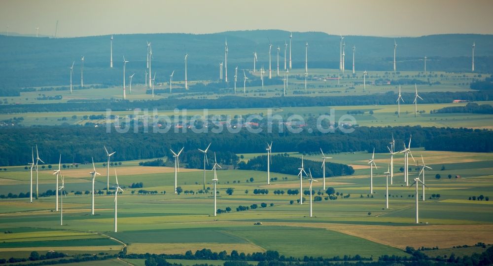 Bad Wünnenberg aus der Vogelperspektive: Windenergieanlagen (WEA) - Windrad- auf einem Feld in Bad Wünnenberg im Bundesland Nordrhein-Westfalen