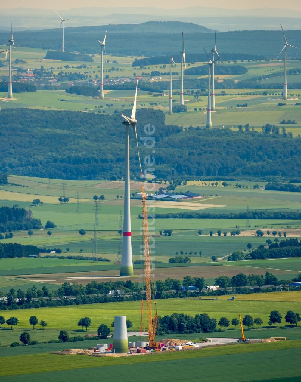 Luftbild Bad Wünnenberg - Windenergieanlagen (WEA) - Windrad- auf einem Feld in Bad Wünnenberg im Bundesland Nordrhein-Westfalen