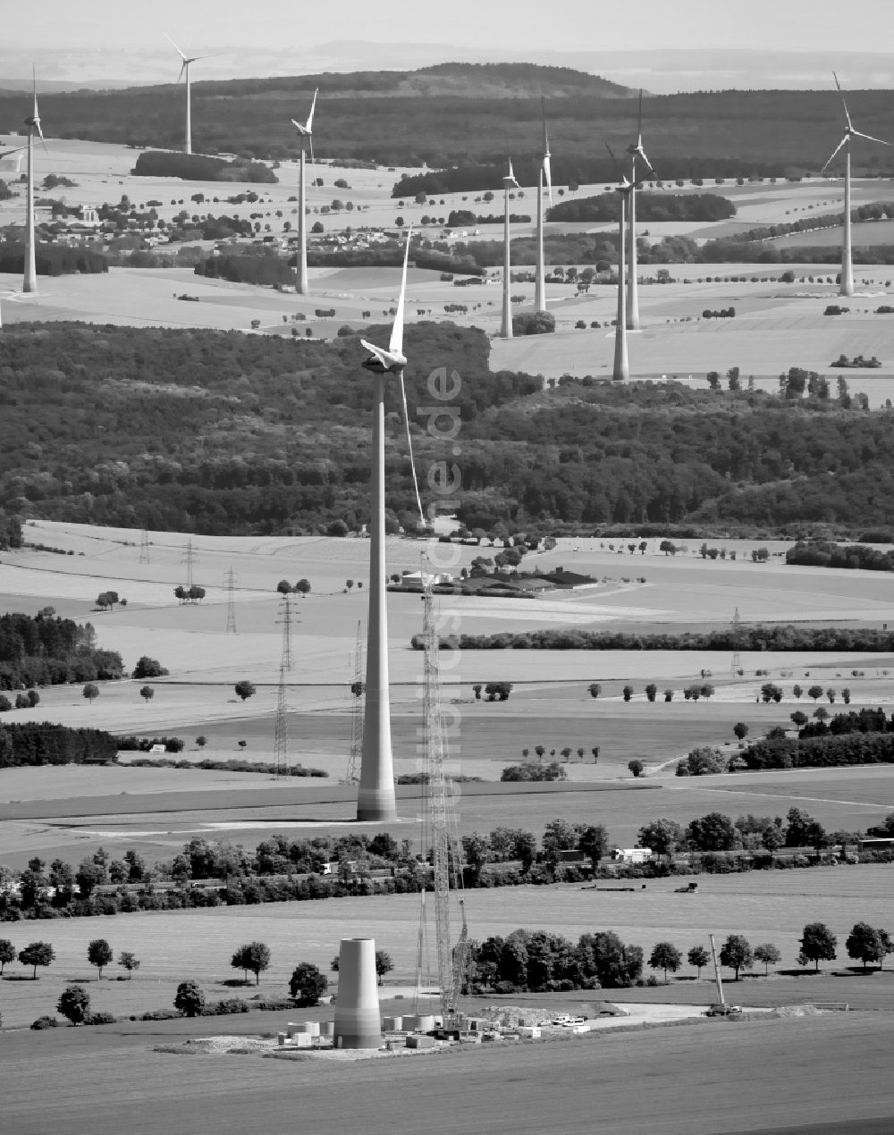 Luftaufnahme Bad Wünnenberg - Windenergieanlagen (WEA) - Windrad- auf einem Feld in Bad Wünnenberg im Bundesland Nordrhein-Westfalen