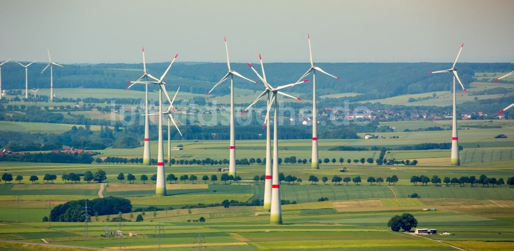 Bad Wünnenberg aus der Vogelperspektive: Windenergieanlagen (WEA) - Windrad- auf einem Feld in Bad Wünnenberg im Bundesland Nordrhein-Westfalen