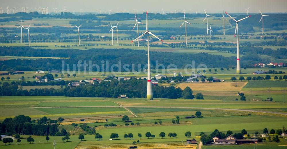 Luftbild Bad Wünnenberg - Windenergieanlagen (WEA) - Windrad- auf einem Feld in Bad Wünnenberg im Bundesland Nordrhein-Westfalen