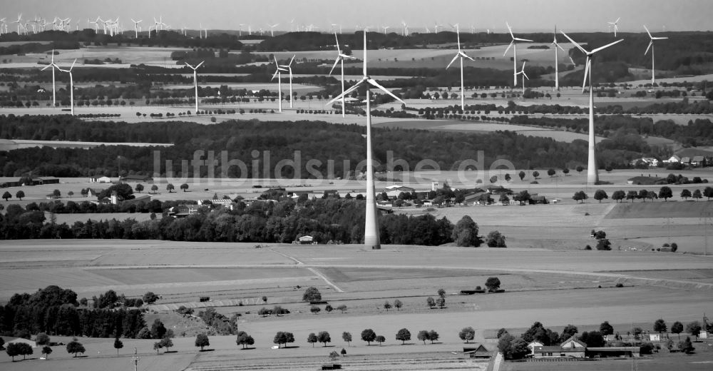 Luftaufnahme Bad Wünnenberg - Windenergieanlagen (WEA) - Windrad- auf einem Feld in Bad Wünnenberg im Bundesland Nordrhein-Westfalen