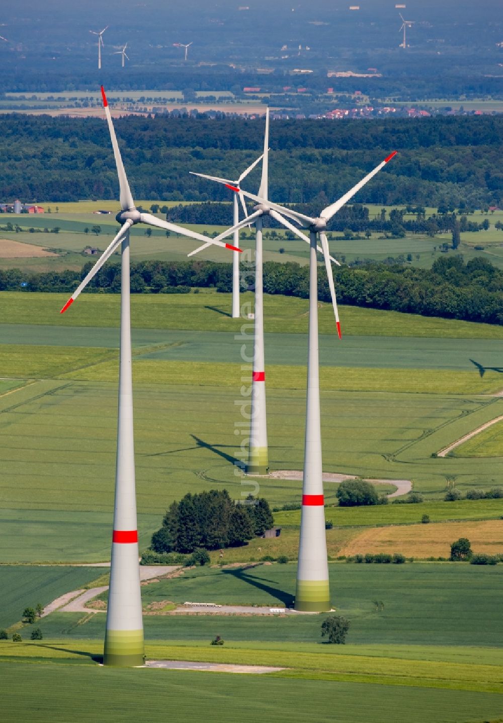 Bad Wünnenberg von oben - Windenergieanlagen (WEA) - Windrad- auf einem Feld in Bad Wünnenberg im Bundesland Nordrhein-Westfalen