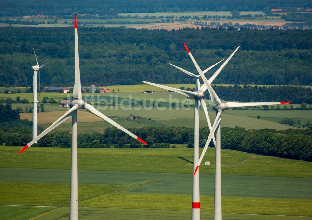 Bad Wünnenberg aus der Vogelperspektive: Windenergieanlagen (WEA) - Windrad- auf einem Feld in Bad Wünnenberg im Bundesland Nordrhein-Westfalen