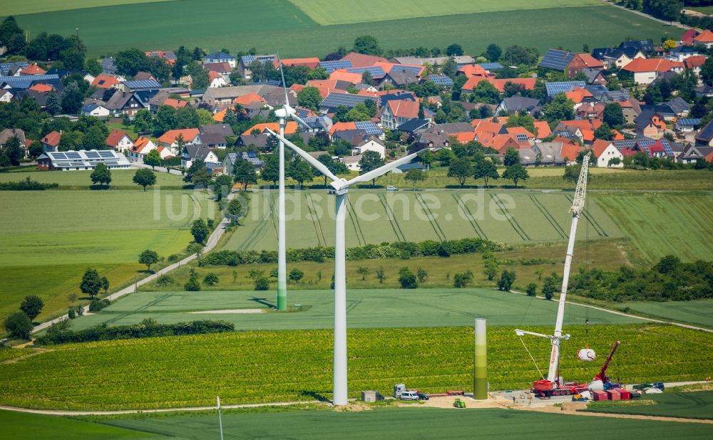 Belecke aus der Vogelperspektive: Windenergieanlagen (WEA) - Windrad- auf einem Feld in Belecke im Bundesland Nordrhein-Westfalen
