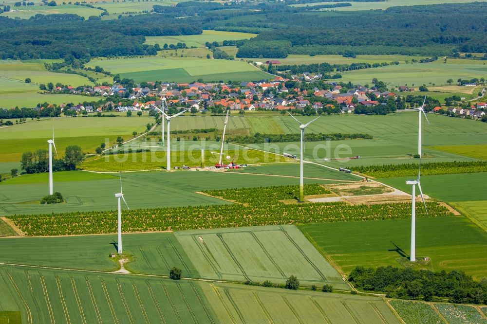 Luftbild Belecke - Windenergieanlagen (WEA) - Windrad- auf einem Feld in Belecke im Bundesland Nordrhein-Westfalen