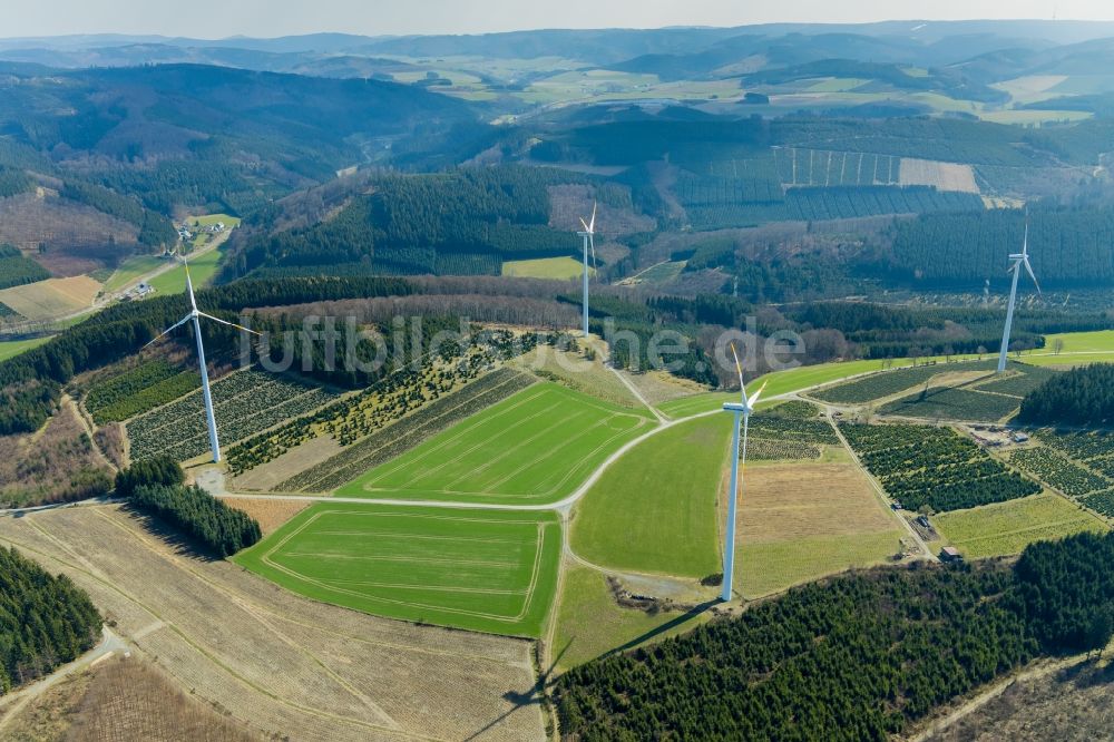 Bonacker aus der Vogelperspektive: Windenergieanlagen (WEA) - Windrad- auf einem Feld in Bonacker im Bundesland Nordrhein-Westfalen, Deutschland