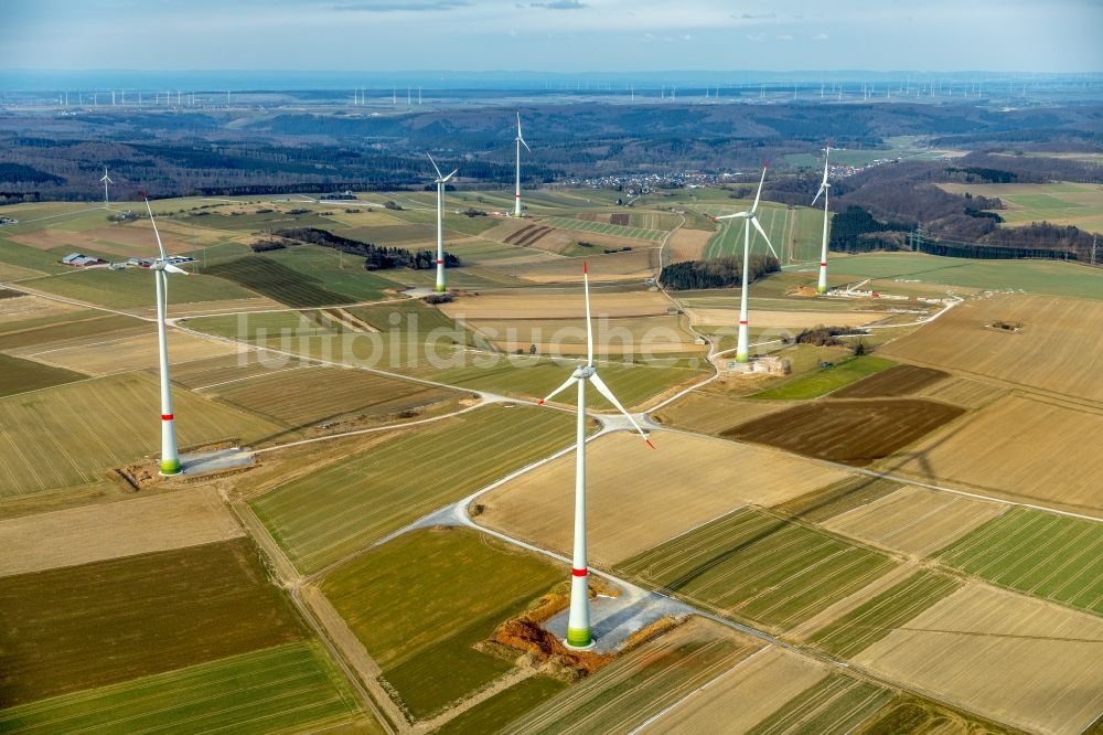 Luftaufnahme Brilon - Windenergieanlagen (WEA) - Windrad- auf einem Feld in Brilon im Bundesland Nordrhein-Westfalen, Deutschland