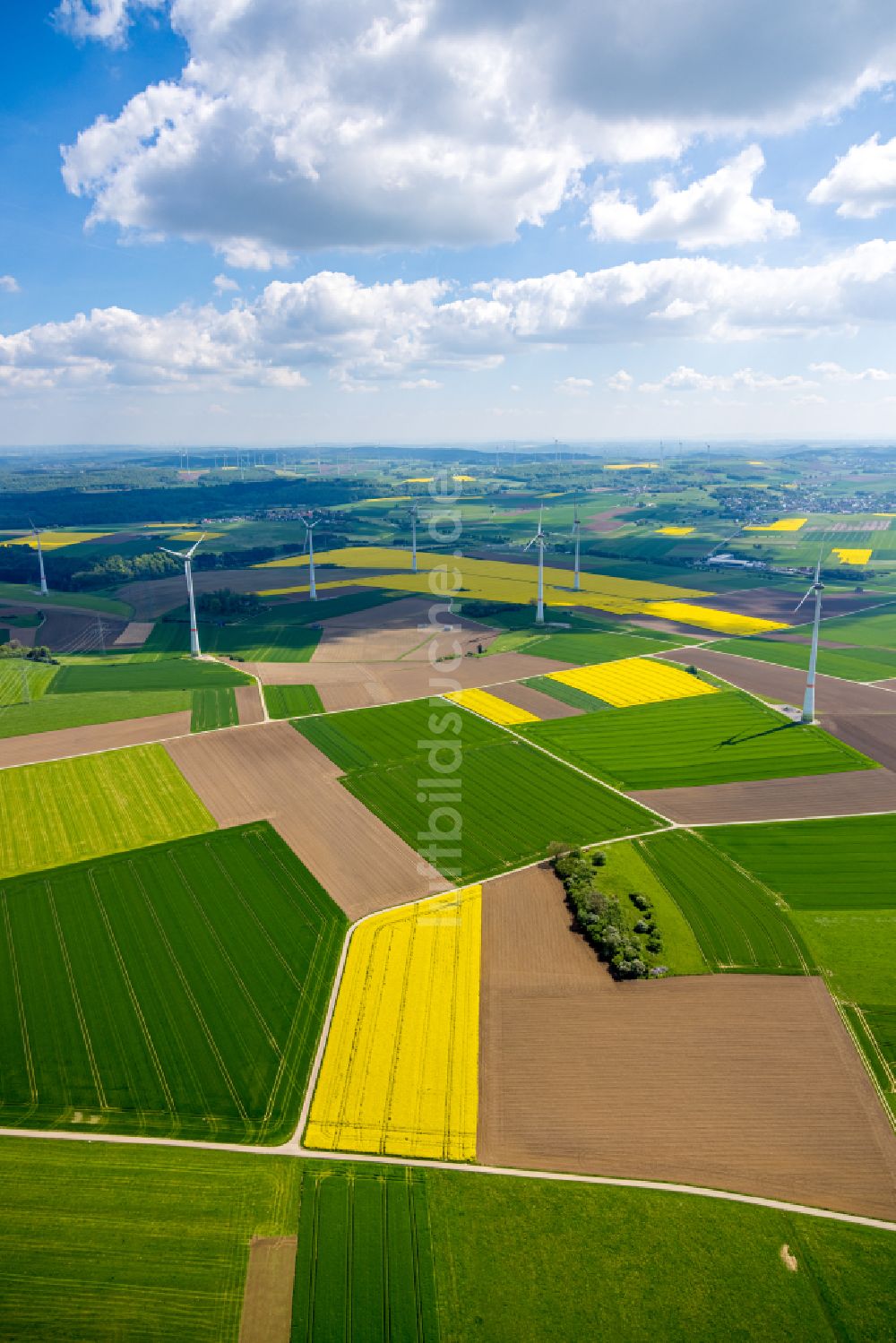 Brilon von oben - Windenergieanlagen (WEA) - Windrad- auf einem Feld in Brilon im Bundesland Nordrhein-Westfalen, Deutschland