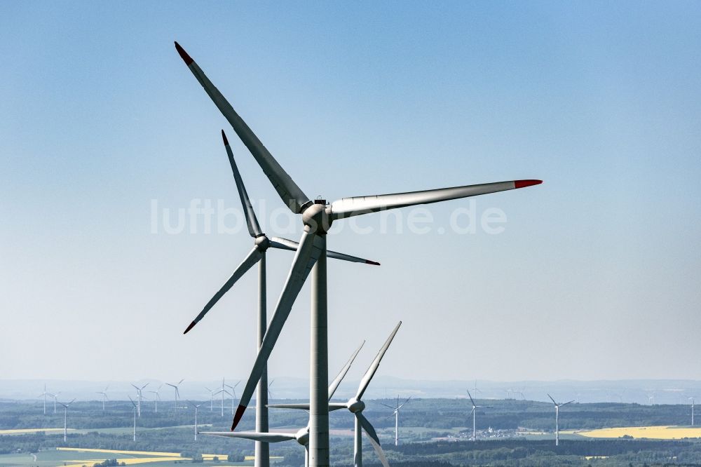 Daxweiler aus der Vogelperspektive: Windenergieanlagen (WEA) - Windrad- auf einem Feld in Daxweiler im Bundesland Rheinland-Pfalz, Deutschland