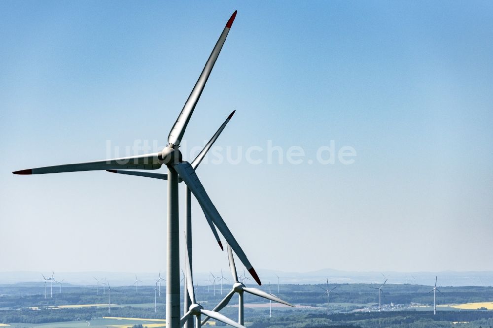 Luftbild Daxweiler - Windenergieanlagen (WEA) - Windrad- auf einem Feld in Daxweiler im Bundesland Rheinland-Pfalz, Deutschland