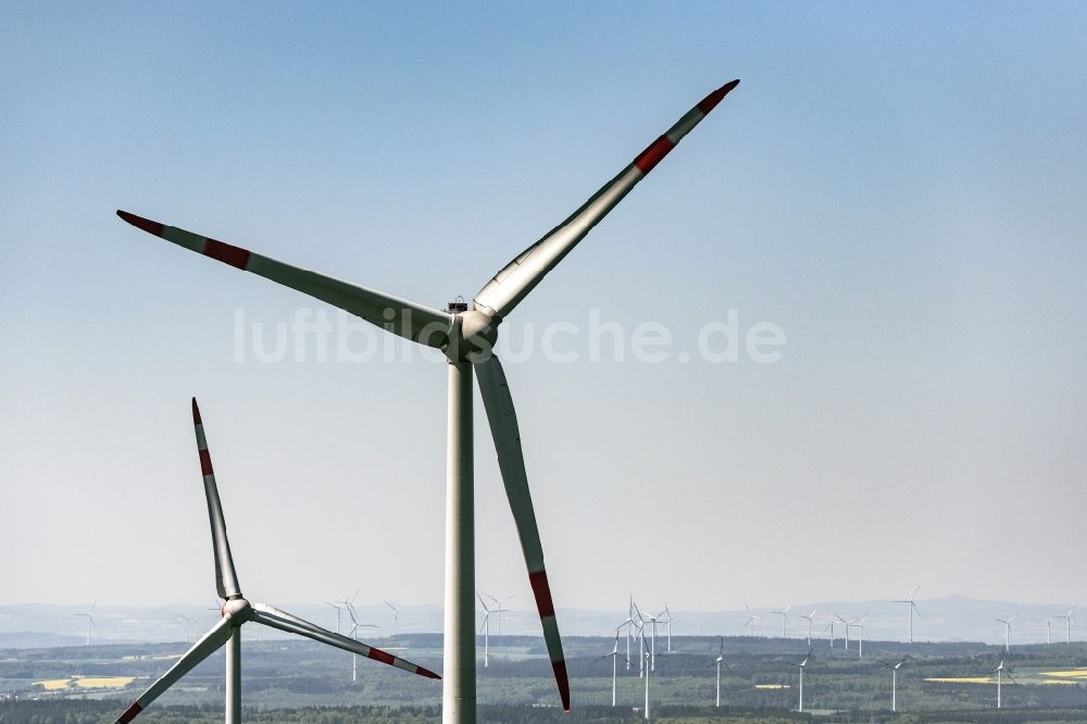 Daxweiler von oben - Windenergieanlagen (WEA) - Windrad- auf einem Feld in Daxweiler im Bundesland Rheinland-Pfalz, Deutschland