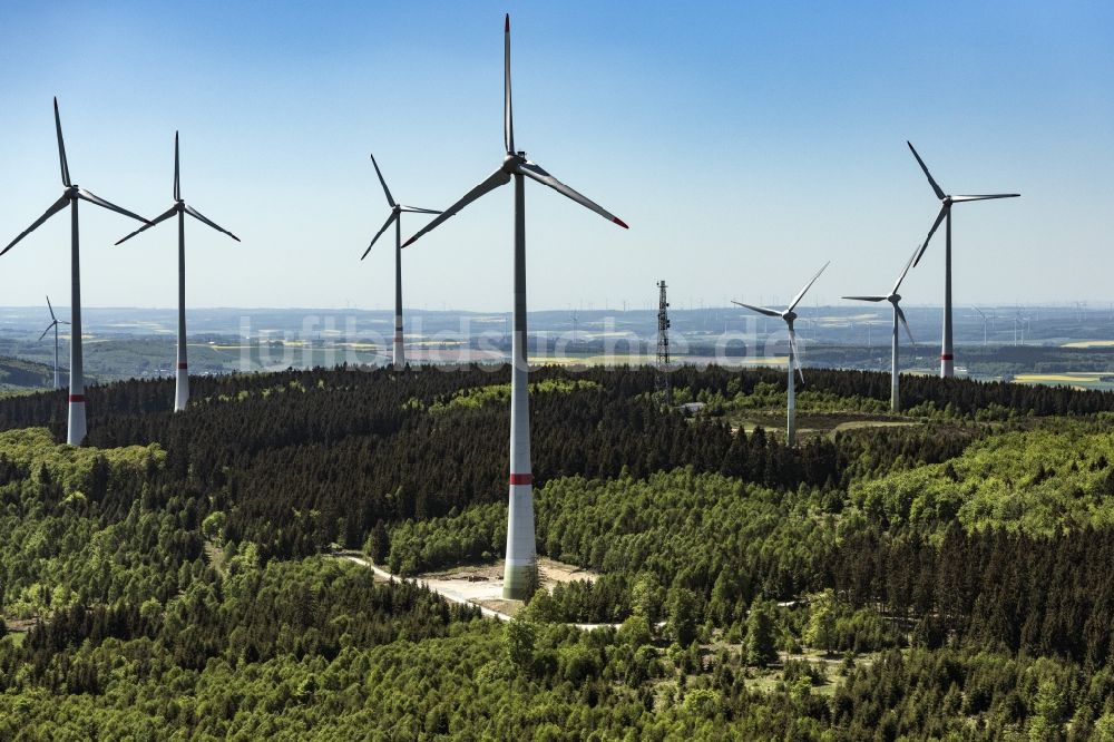 Daxweiler aus der Vogelperspektive: Windenergieanlagen (WEA) - Windrad- auf einem Feld in Daxweiler im Bundesland Rheinland-Pfalz, Deutschland