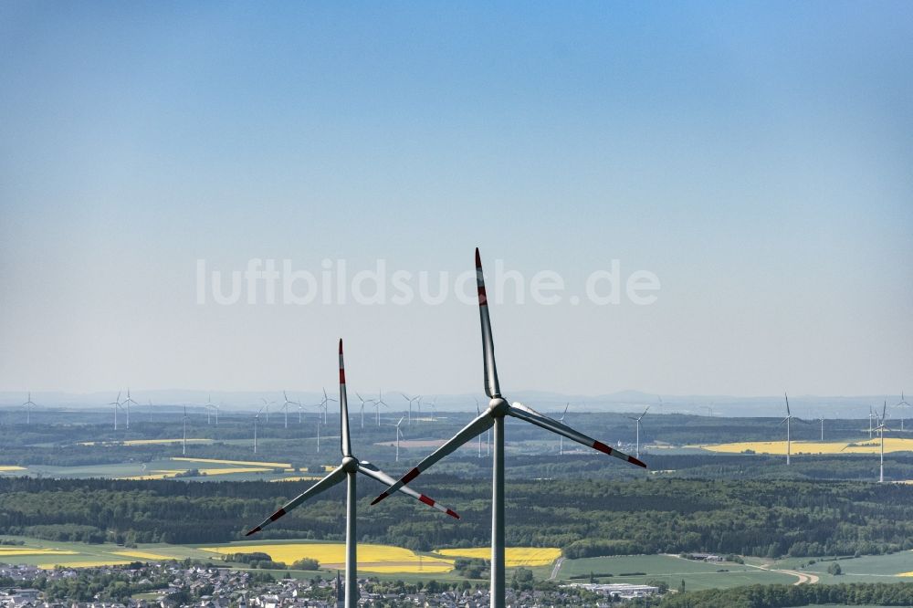 Daxweiler von oben - Windenergieanlagen (WEA) - Windrad- auf einem Feld in Daxweiler im Bundesland Rheinland-Pfalz, Deutschland