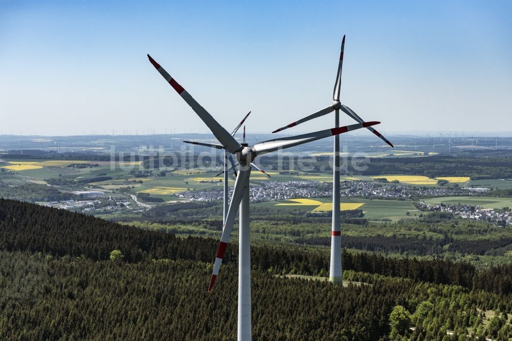 Daxweiler aus der Vogelperspektive: Windenergieanlagen (WEA) - Windrad- auf einem Feld in Daxweiler im Bundesland Rheinland-Pfalz, Deutschland