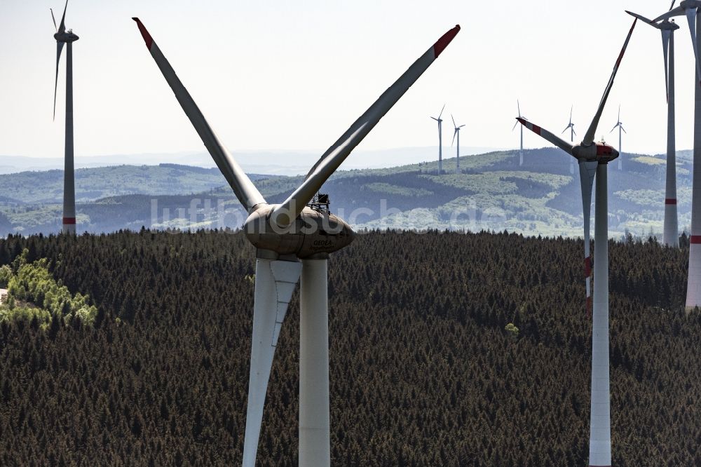 Daxweiler von oben - Windenergieanlagen (WEA) - Windrad- auf einem Feld in Daxweiler im Bundesland Rheinland-Pfalz, Deutschland