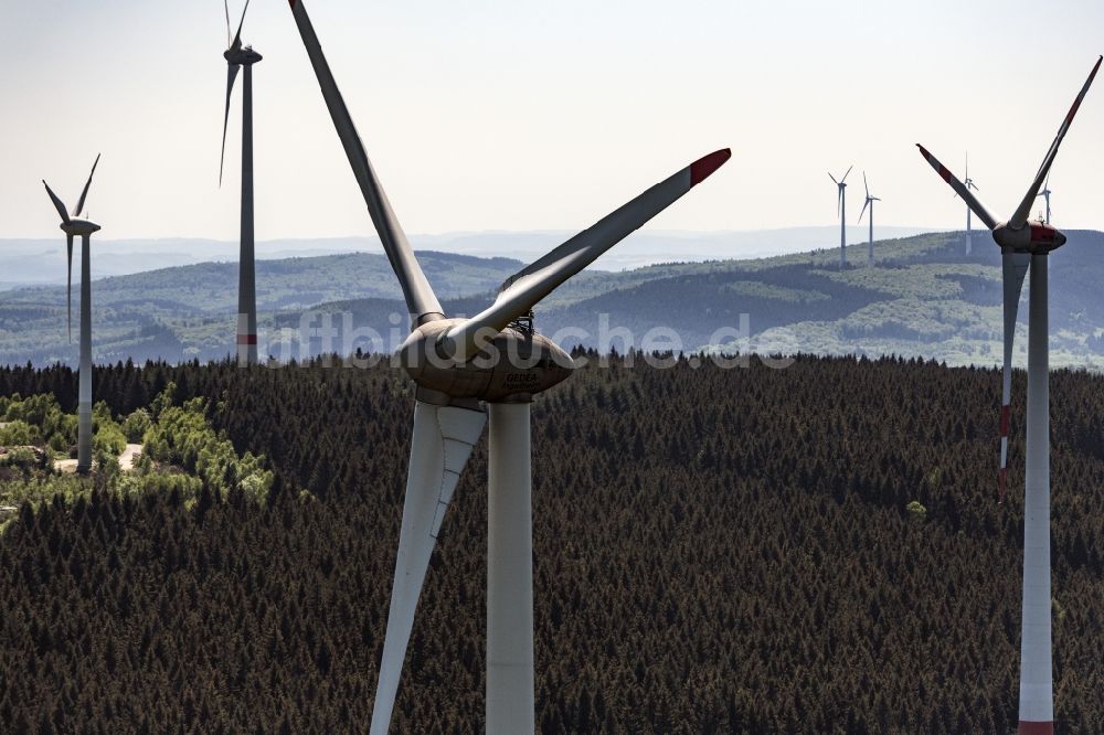 Daxweiler aus der Vogelperspektive: Windenergieanlagen (WEA) - Windrad- auf einem Feld in Daxweiler im Bundesland Rheinland-Pfalz, Deutschland