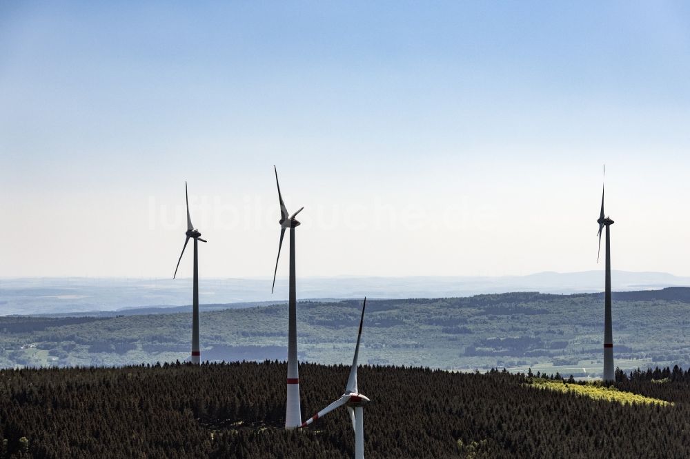 Daxweiler von oben - Windenergieanlagen (WEA) - Windrad- auf einem Feld in Daxweiler im Bundesland Rheinland-Pfalz, Deutschland