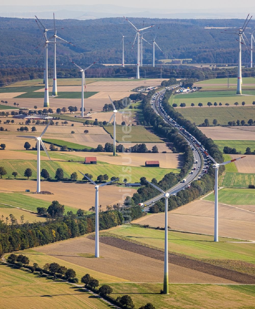 Luftbild Bad Wünnenberg - Windenergieanlagen (WEA) - Windrad- auf einem Feld entlang der BAB A44 in Bad Wünnenberg im Bundesland Nordrhein-Westfalen, Deutschland