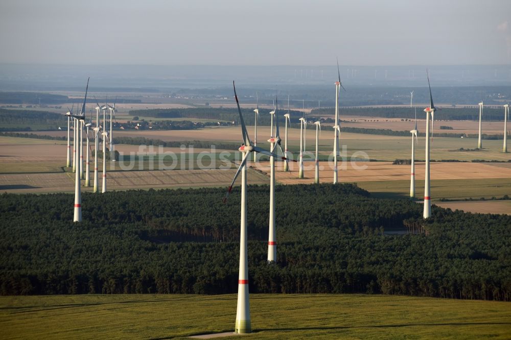 Luftbild Feldheim - Windenergieanlagen (WEA) - Windrad- auf einem Feld in Feldheim im Bundesland Brandenburg