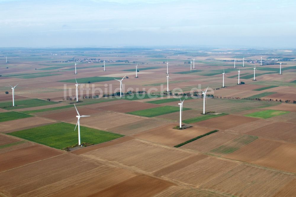 Flomborn aus der Vogelperspektive: Windenergieanlagen (WEA) - Windrad- auf einem Feld in Flomborn im Bundesland Rheinland-Pfalz