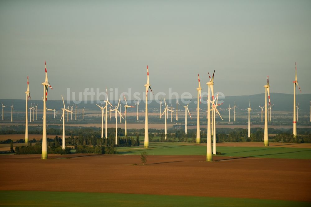 Luftaufnahme Giersleben - Windenergieanlagen (WEA) - Windrad- auf einem Feld in Giersleben im Bundesland Sachsen-Anhalt, Deutschland