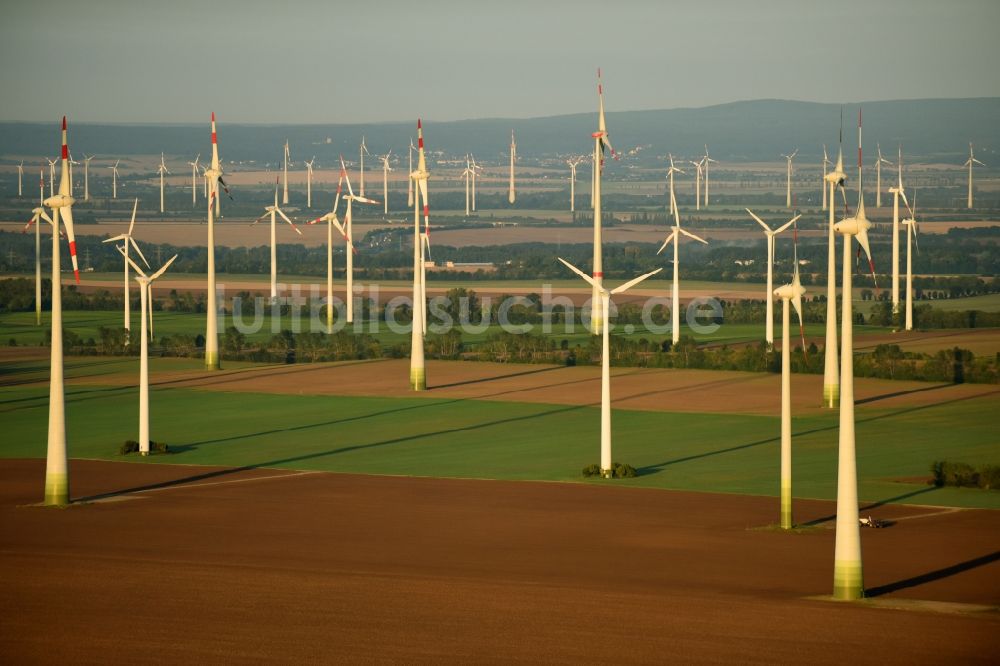 Giersleben von oben - Windenergieanlagen (WEA) - Windrad- auf einem Feld in Giersleben im Bundesland Sachsen-Anhalt, Deutschland