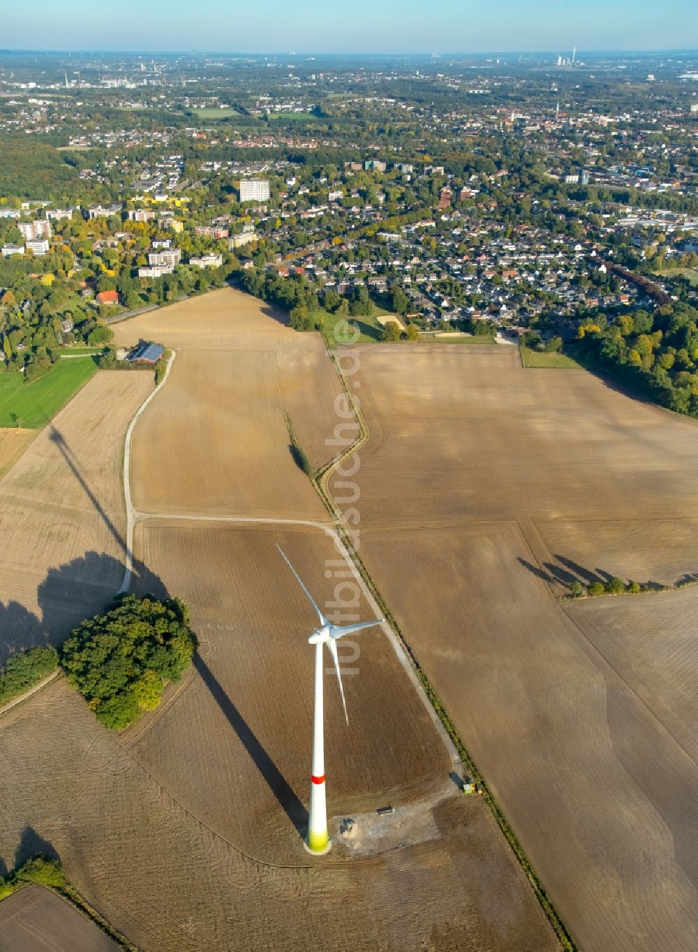 Gladbeck aus der Vogelperspektive: Windenergieanlagen (WEA) - Windrad- auf einem Feld in Gladbeck im Bundesland Nordrhein-Westfalen