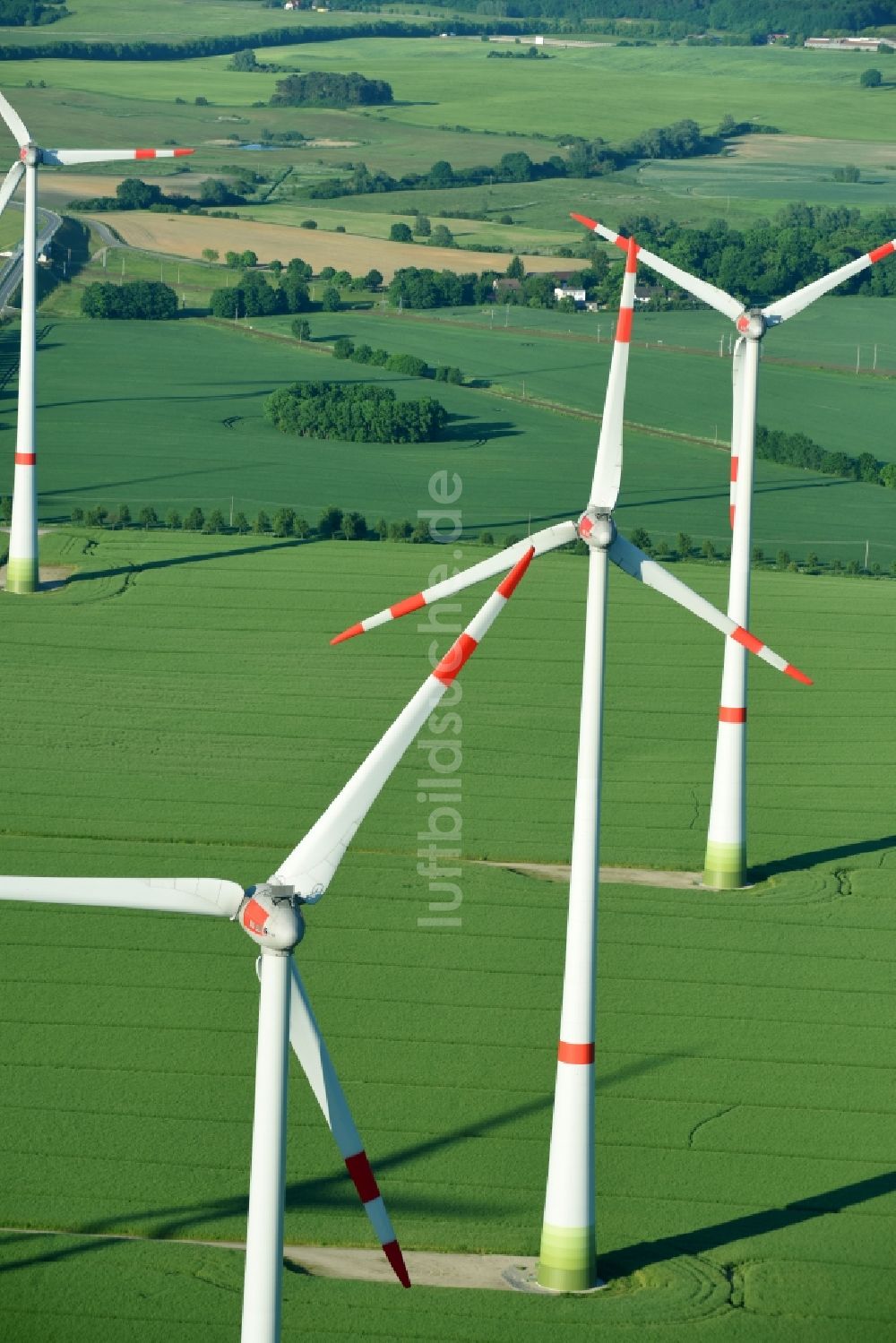 Luftbild Glasewitz - Windenergieanlagen (WEA) - Windrad- auf einem Feld in Glasewitz im Bundesland Mecklenburg-Vorpommern, Deutschland