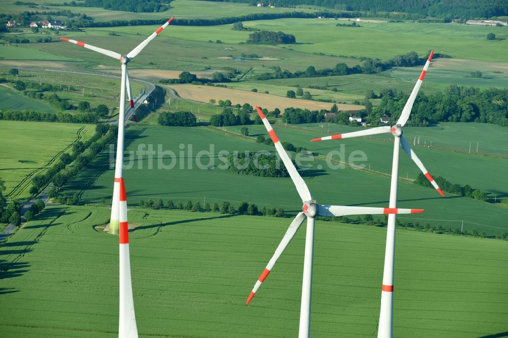 Luftaufnahme Glasewitz - Windenergieanlagen (WEA) - Windrad- auf einem Feld in Glasewitz im Bundesland Mecklenburg-Vorpommern, Deutschland