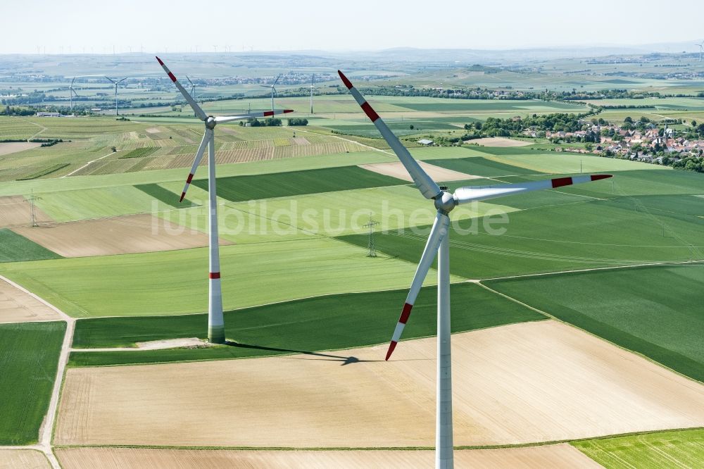 Guntersblum aus der Vogelperspektive: Windenergieanlagen (WEA) - Windrad- auf einem Feld in Guntersblum im Bundesland Rheinland-Pfalz, Deutschland