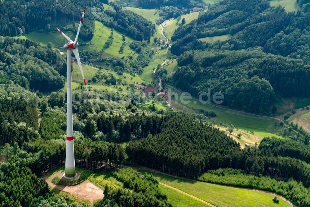 Luftaufnahme Gutach im Breisgau - Windenergieanlagen (WEA) - Windrad- auf einem Feld in Gutach im Breisgau im Bundesland Baden-Württemberg, Deutschland