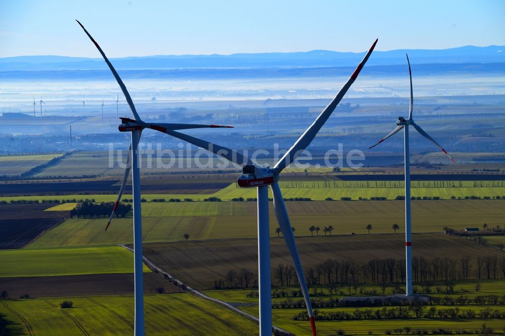 Hachelbich aus der Vogelperspektive: Windenergieanlagen (WEA) - Windrad- auf einem Feld in Hachelbich im Bundesland Thüringen, Deutschland