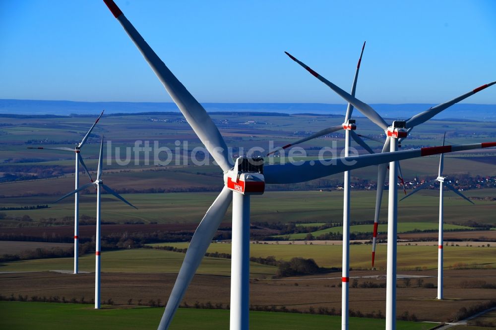 Luftaufnahme Hachelbich - Windenergieanlagen (WEA) - Windrad- auf einem Feld in Hachelbich im Bundesland Thüringen, Deutschland