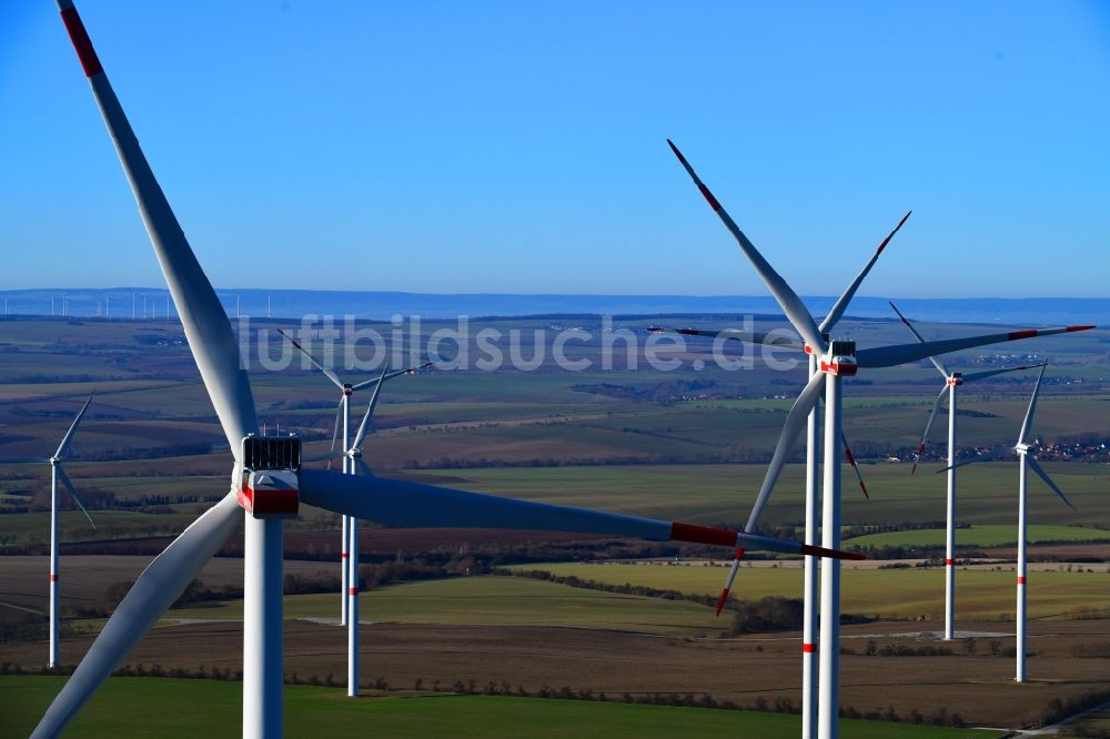 Hachelbich von oben - Windenergieanlagen (WEA) - Windrad- auf einem Feld in Hachelbich im Bundesland Thüringen, Deutschland