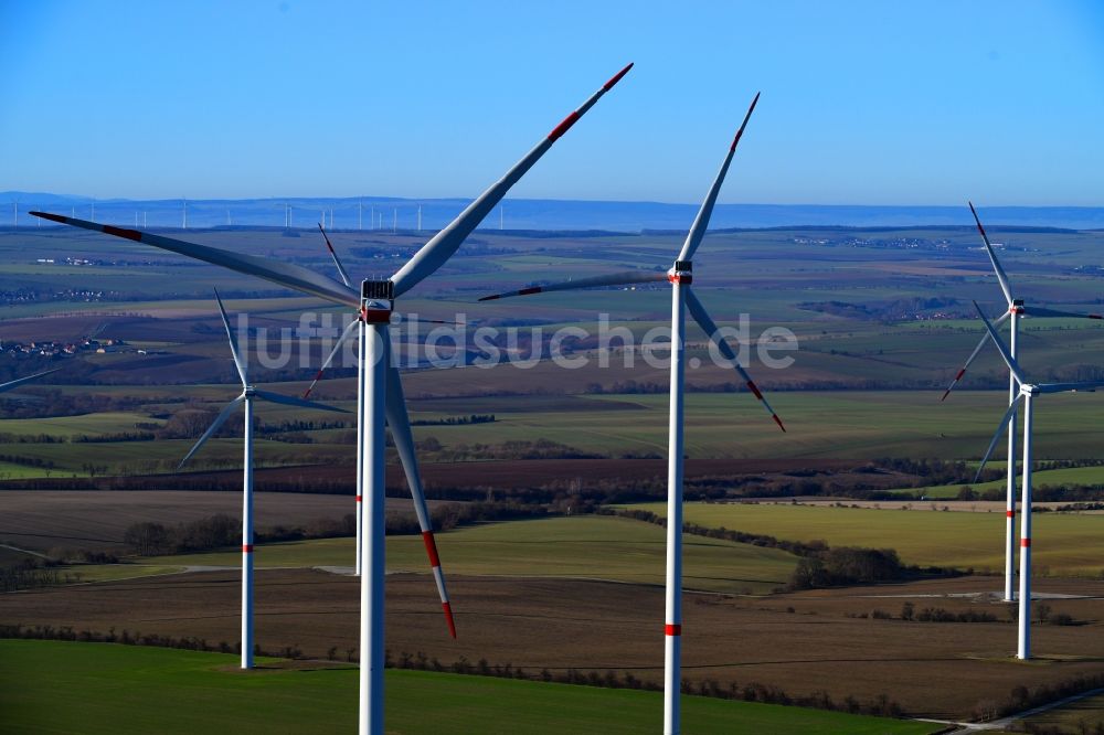 Hachelbich aus der Vogelperspektive: Windenergieanlagen (WEA) - Windrad- auf einem Feld in Hachelbich im Bundesland Thüringen, Deutschland