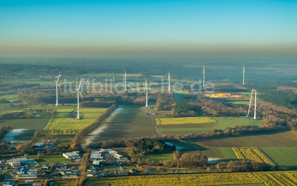 Luftaufnahme Haltern am See - Windenergieanlagen (WEA) - Windrad- auf einem Feld in Haltern am See im Bundesland Nordrhein-Westfalen