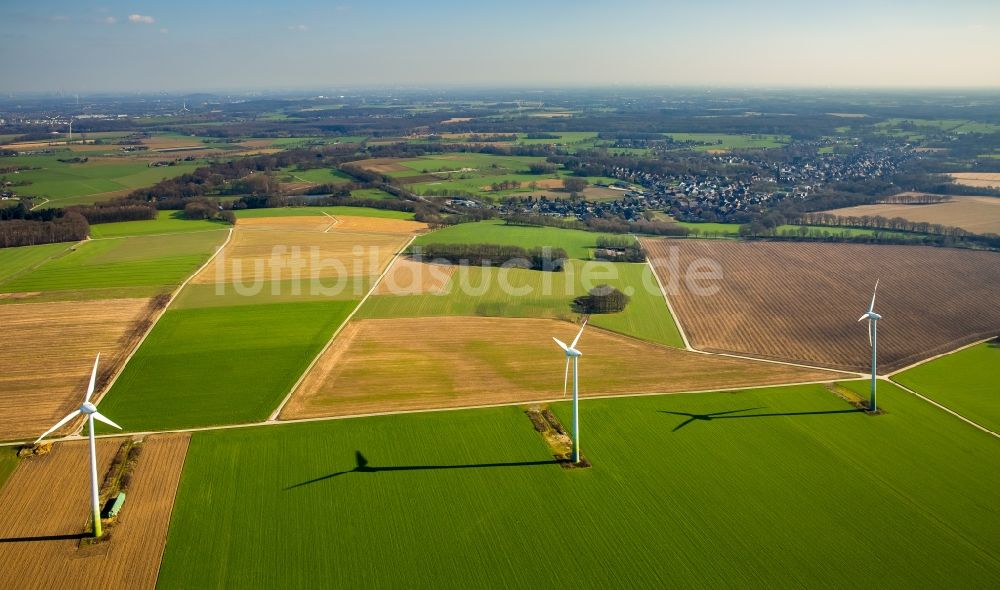 Issum von oben - Windenergieanlagen (WEA) - Windrad- auf einem Feld in Issum im Bundesland Nordrhein-Westfalen