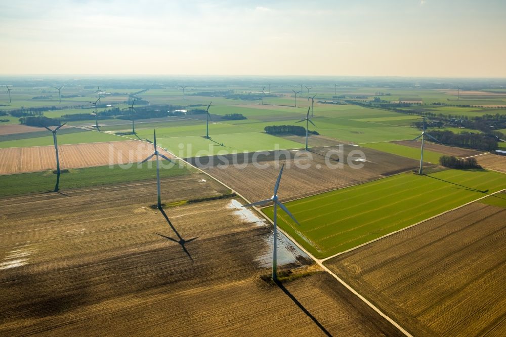 Issum aus der Vogelperspektive: Windenergieanlagen (WEA) - Windrad- auf einem Feld in Issum im Bundesland Nordrhein-Westfalen