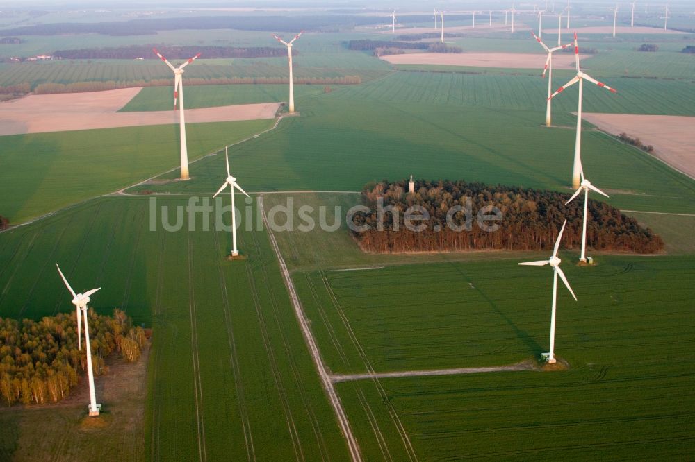 Jüterbog aus der Vogelperspektive: Windenergieanlagen (WEA) - Windrad- auf einem Feld in Jüterbog im Bundesland Brandenburg
