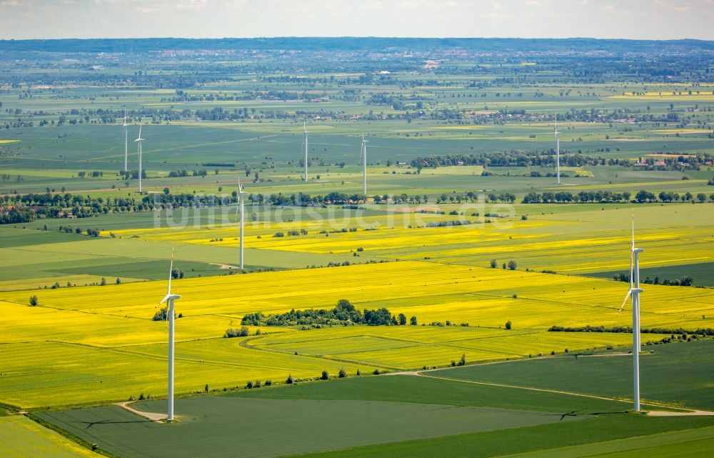 Kacik von oben - Windenergieanlagen (WEA) - Windrad- auf einem Feld in Kacik in Pomorskie, Polen